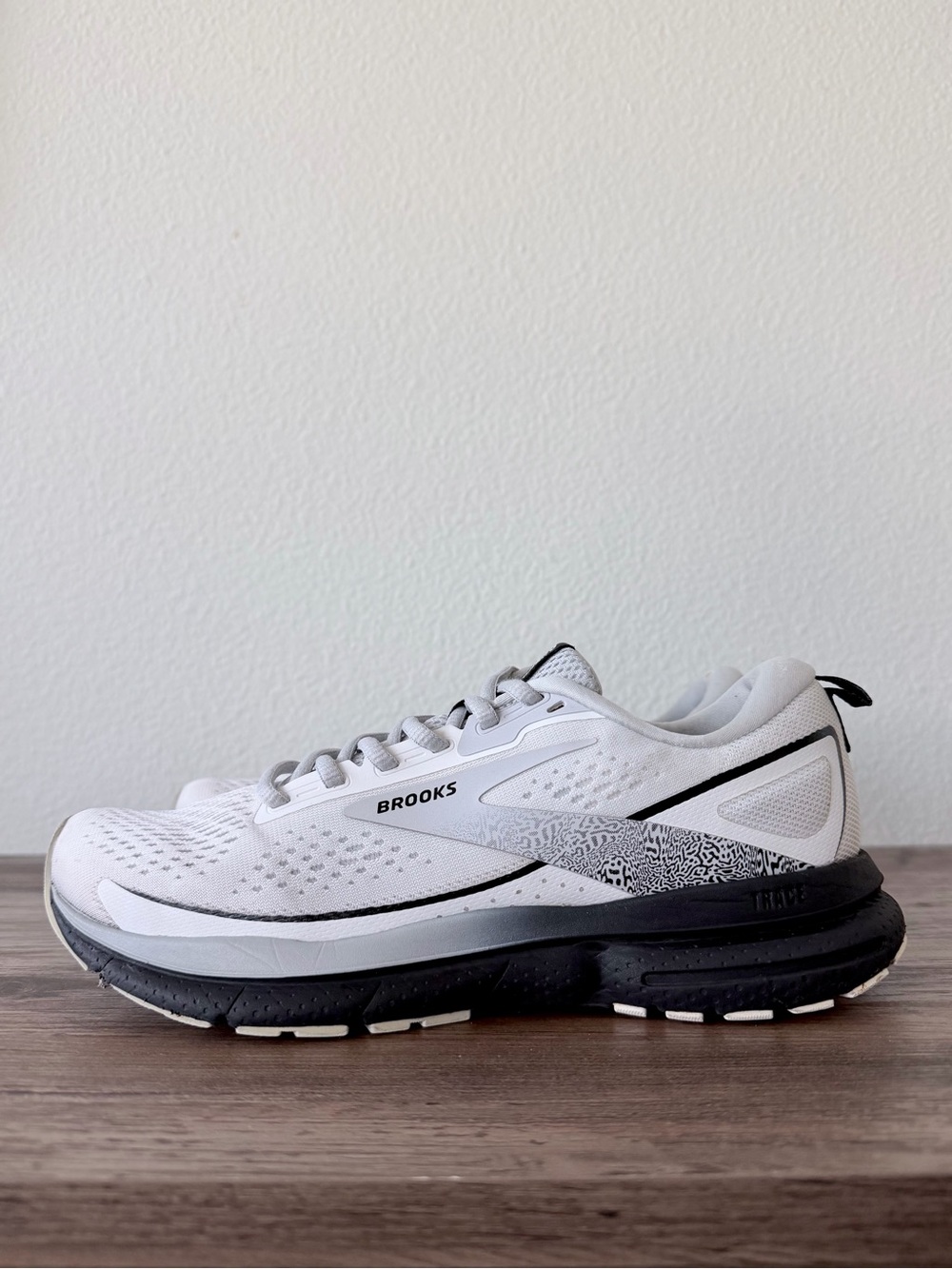 Brooks Women’s Trace 3 Running Shoe White / Oyster /Black (Size: 7.5-B) - Picture 4 of 11